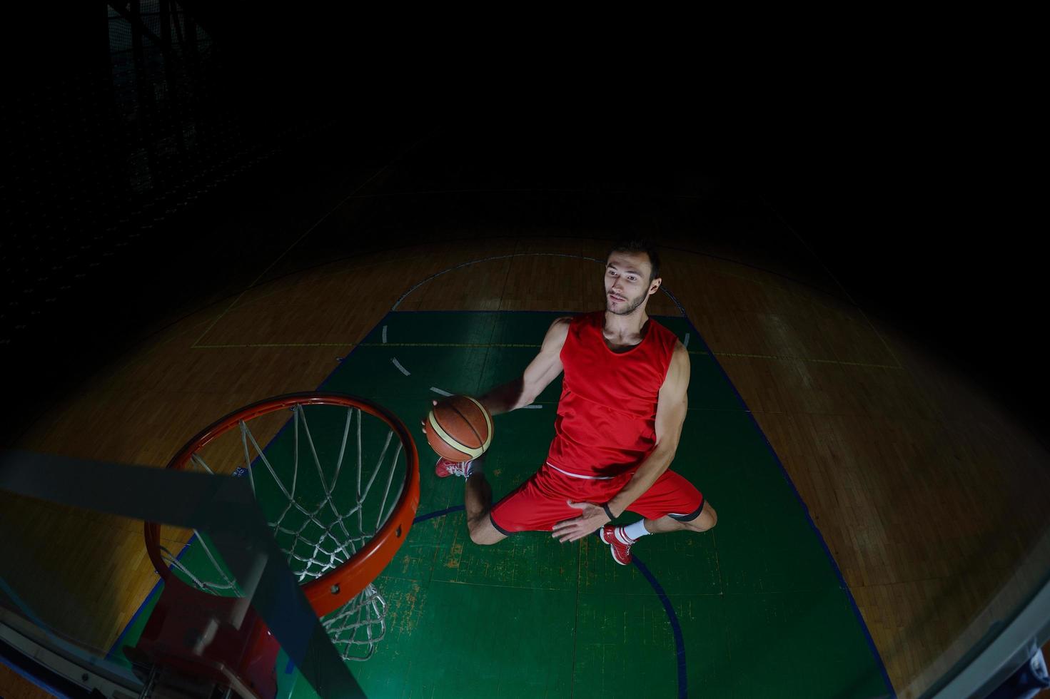 jogador de basquete em ação foto