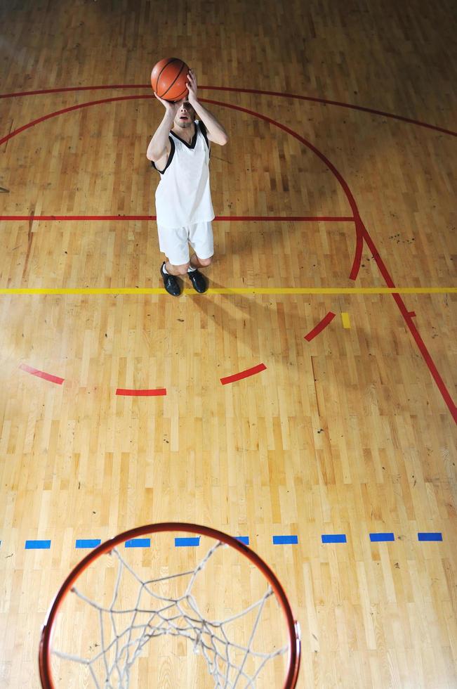 jogador de jogo de bola de basquete no pavilhão desportivo foto