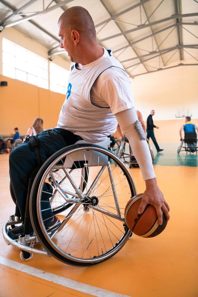 close-up foto de cadeiras de rodas e veteranos de guerra deficientes jogando basquete na quadra