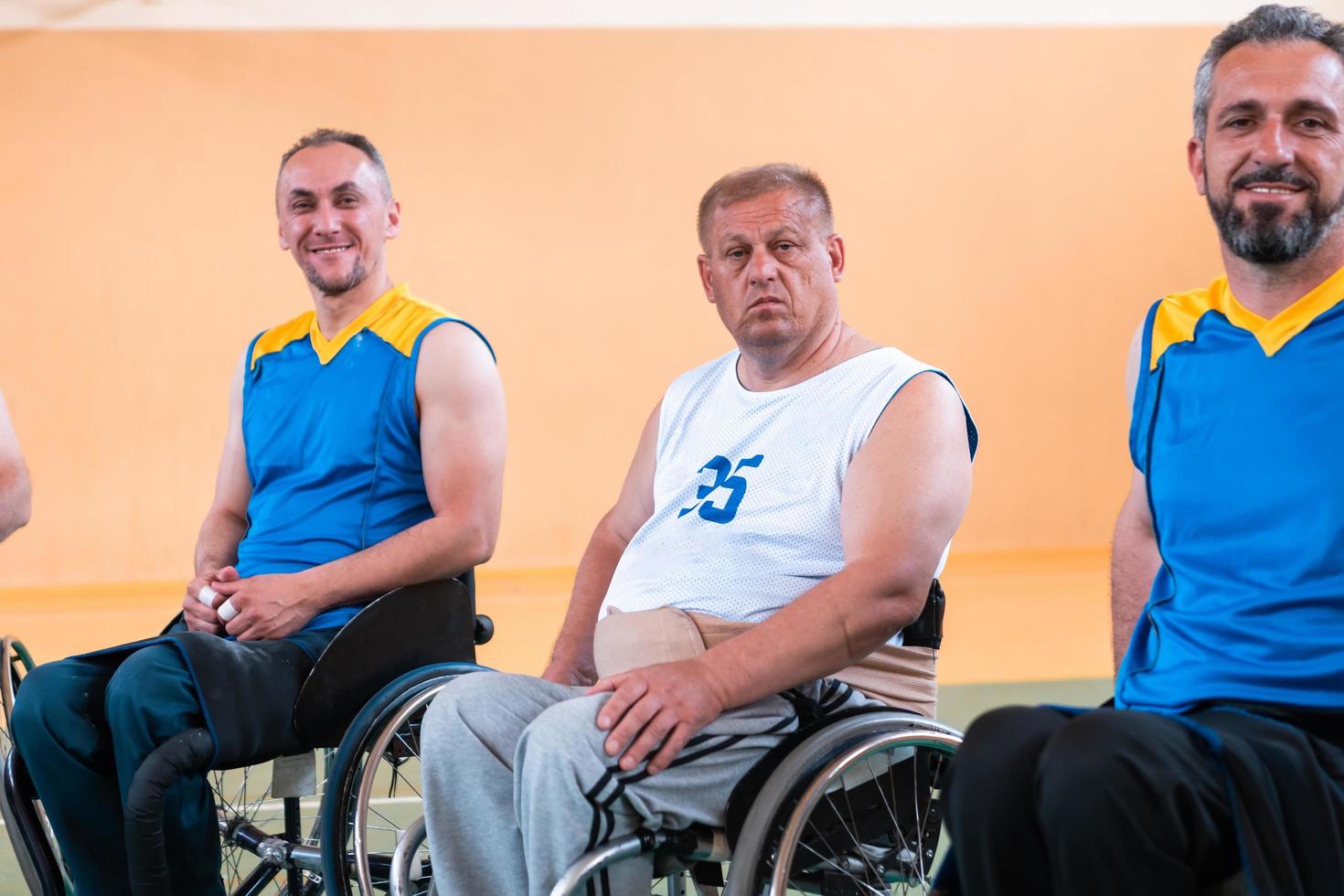 uma foto de equipes de basquete com deficiência com o seletor no grande salão antes do início do jogo de basquete