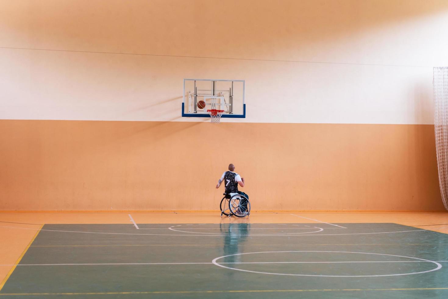 uma foto de um veterano de guerra jogando basquete em uma arena esportiva moderna. o conceito de esporte para pessoas com deficiência