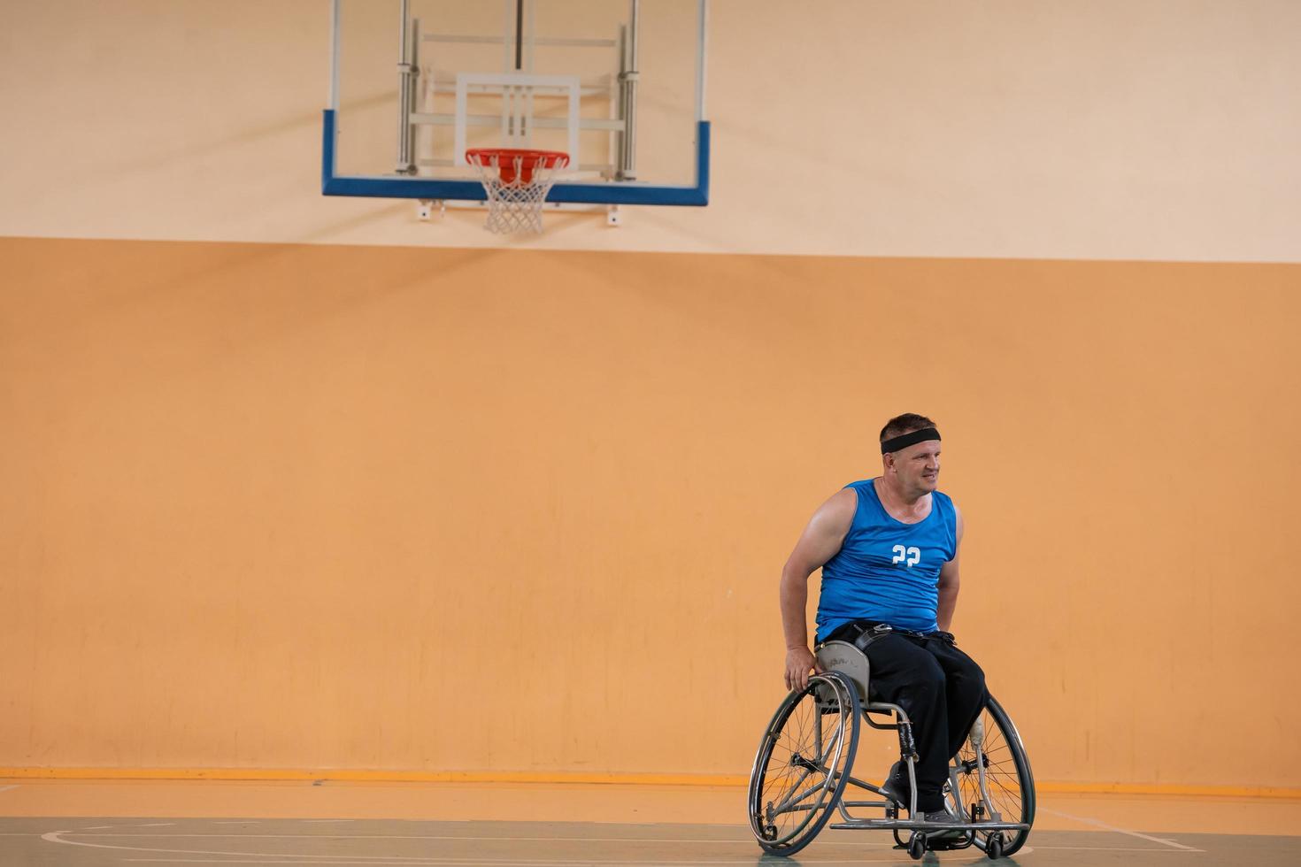 uma foto de um veterano de guerra jogando basquete com um time em uma arena esportiva moderna. o conceito de esporte para pessoas com deficiência