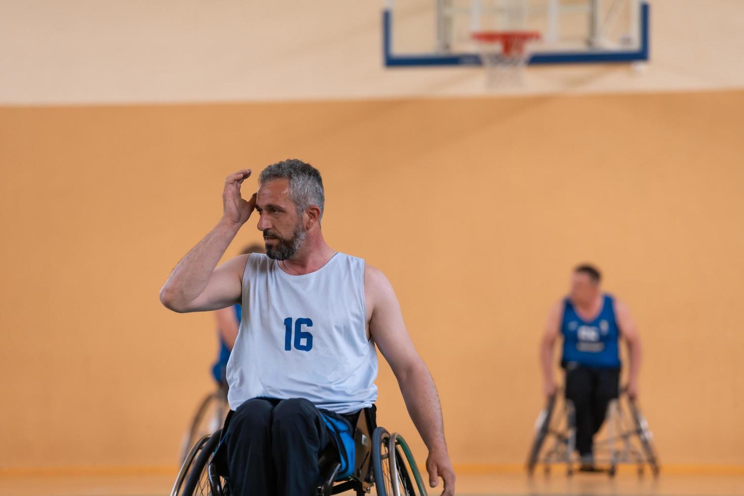 uma foto de um veterano de guerra jogando basquete com um time em uma arena esportiva moderna. o conceito de esporte para pessoas com deficiência