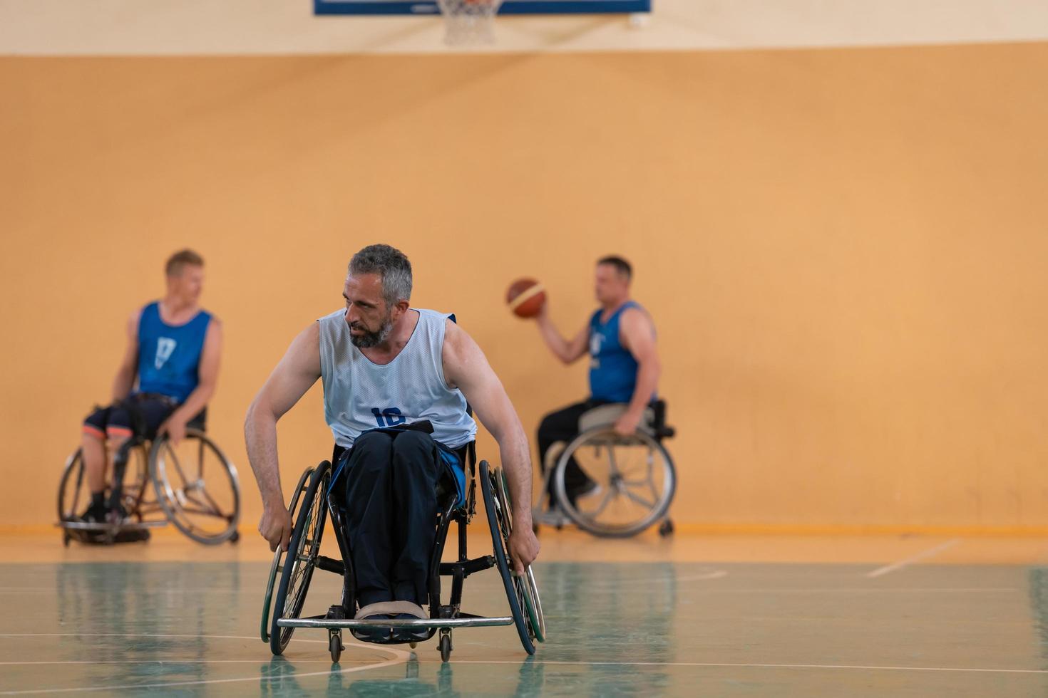 uma foto de um veterano de guerra jogando basquete com um time em uma arena esportiva moderna. o conceito de esporte para pessoas com deficiência