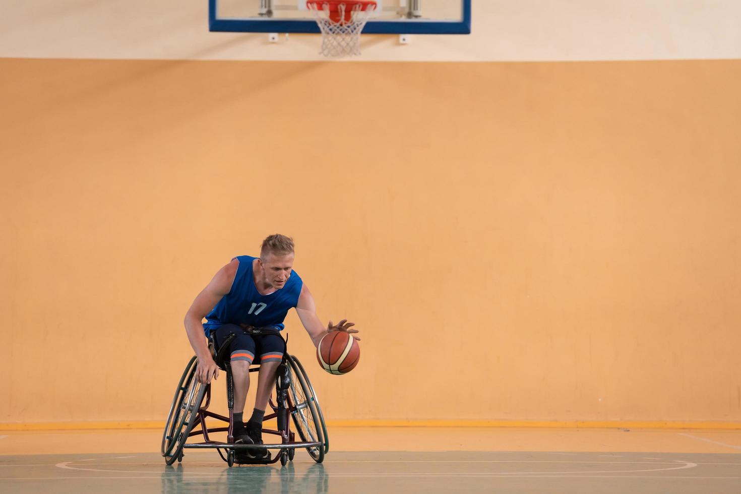 veteranos de guerra com deficiência em ação enquanto jogavam basquete em uma quadra de basquete com equipamentos esportivos profissionais para deficientes foto