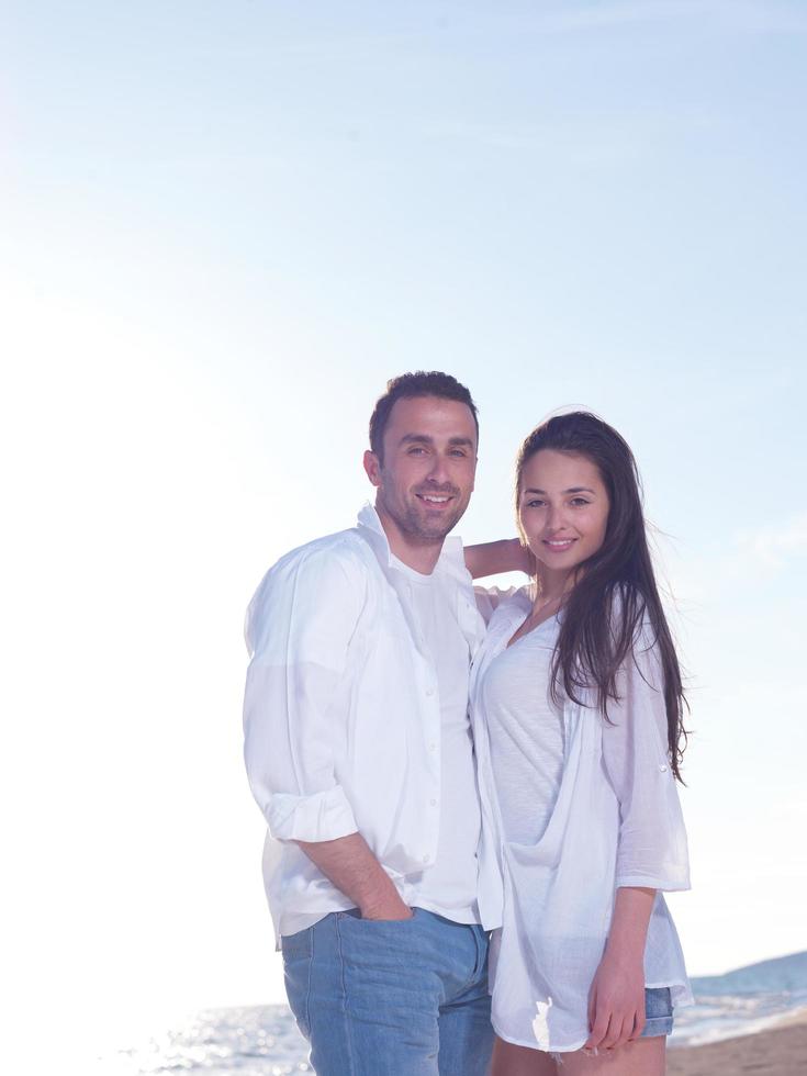 jovem casal na praia se divertir foto