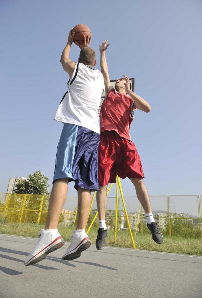 jogo de streetball no início da manhã foto