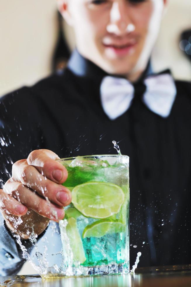 barman profissional prepara bebida de coquetel na festa foto