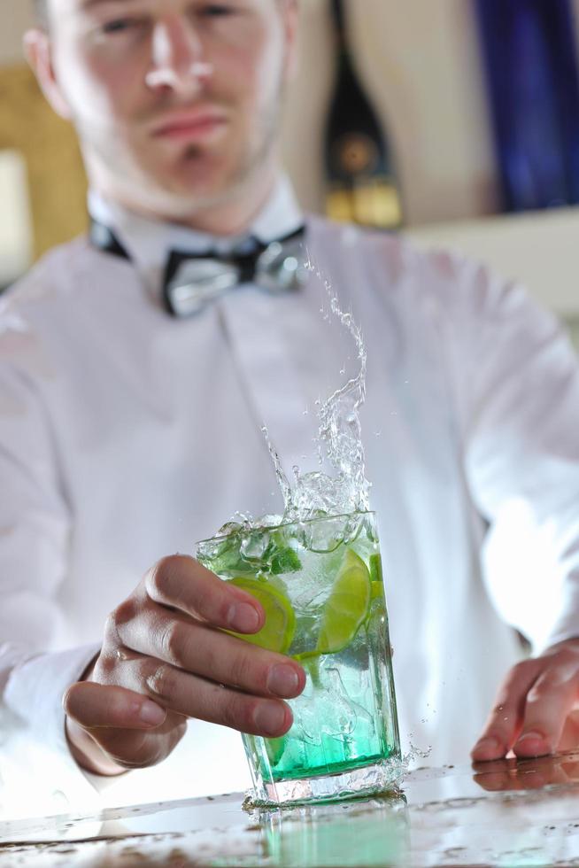 barman profissional prepara bebida de coquetel na festa foto