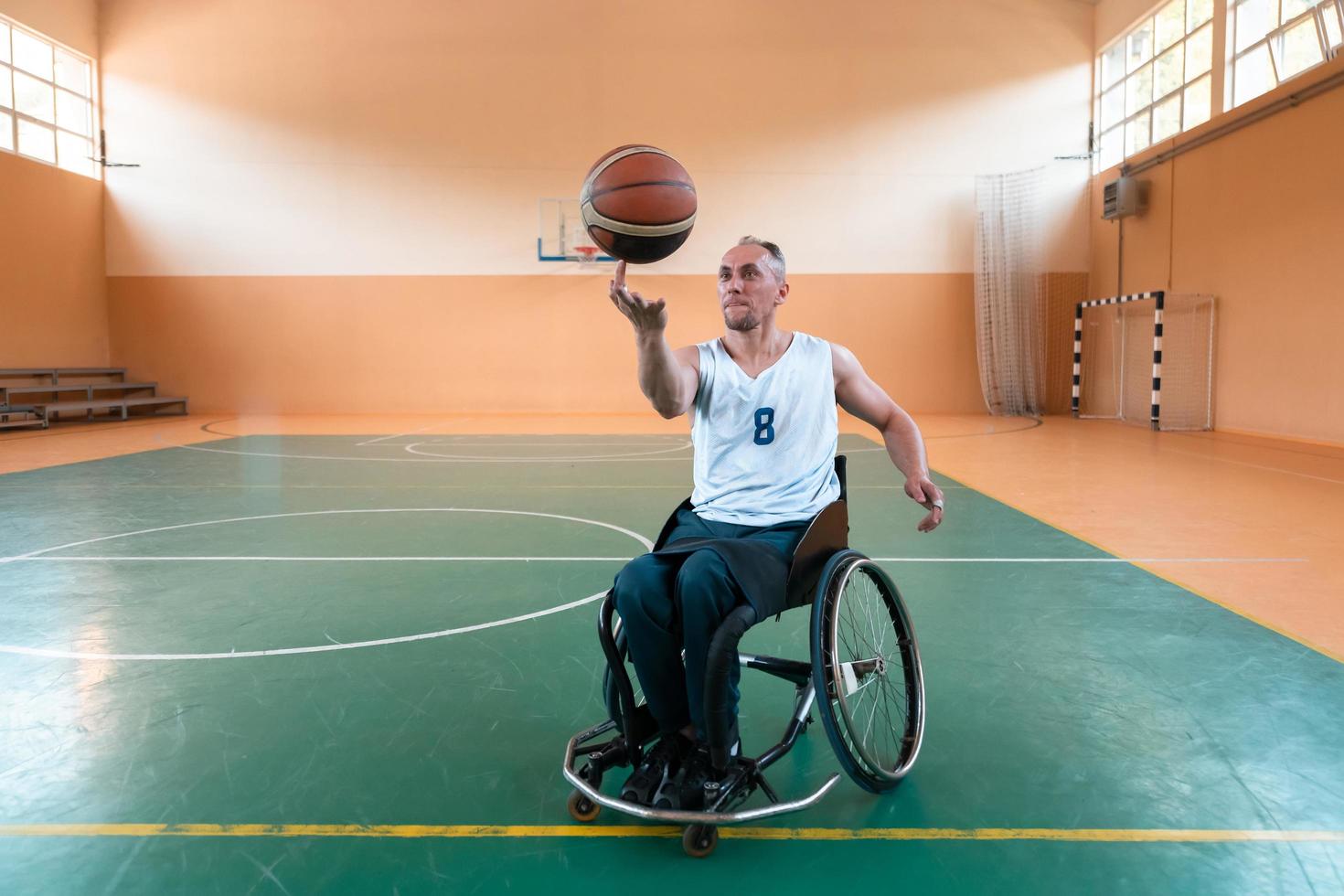 uma foto de um veterano de guerra jogando basquete em uma arena esportiva moderna. o conceito de esporte para pessoas com deficiência