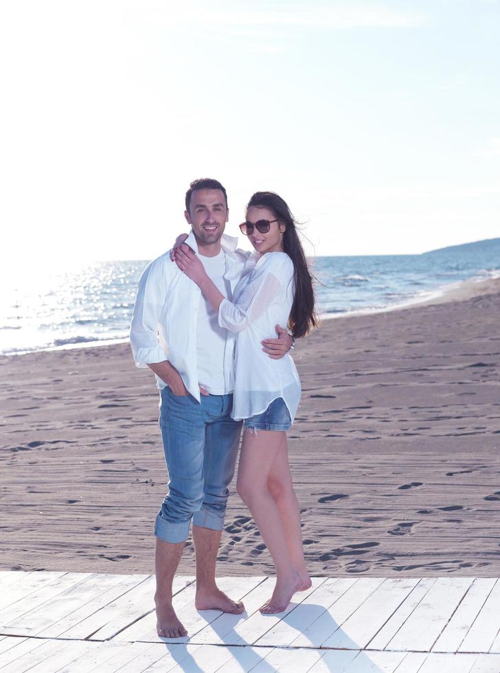 jovem casal na praia se divertir foto