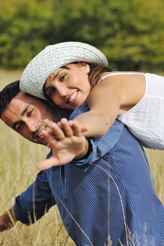 feliz casal jovem tem tempo romântico ao ar livre foto