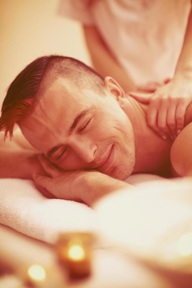 homem tem massagem relaxante foto