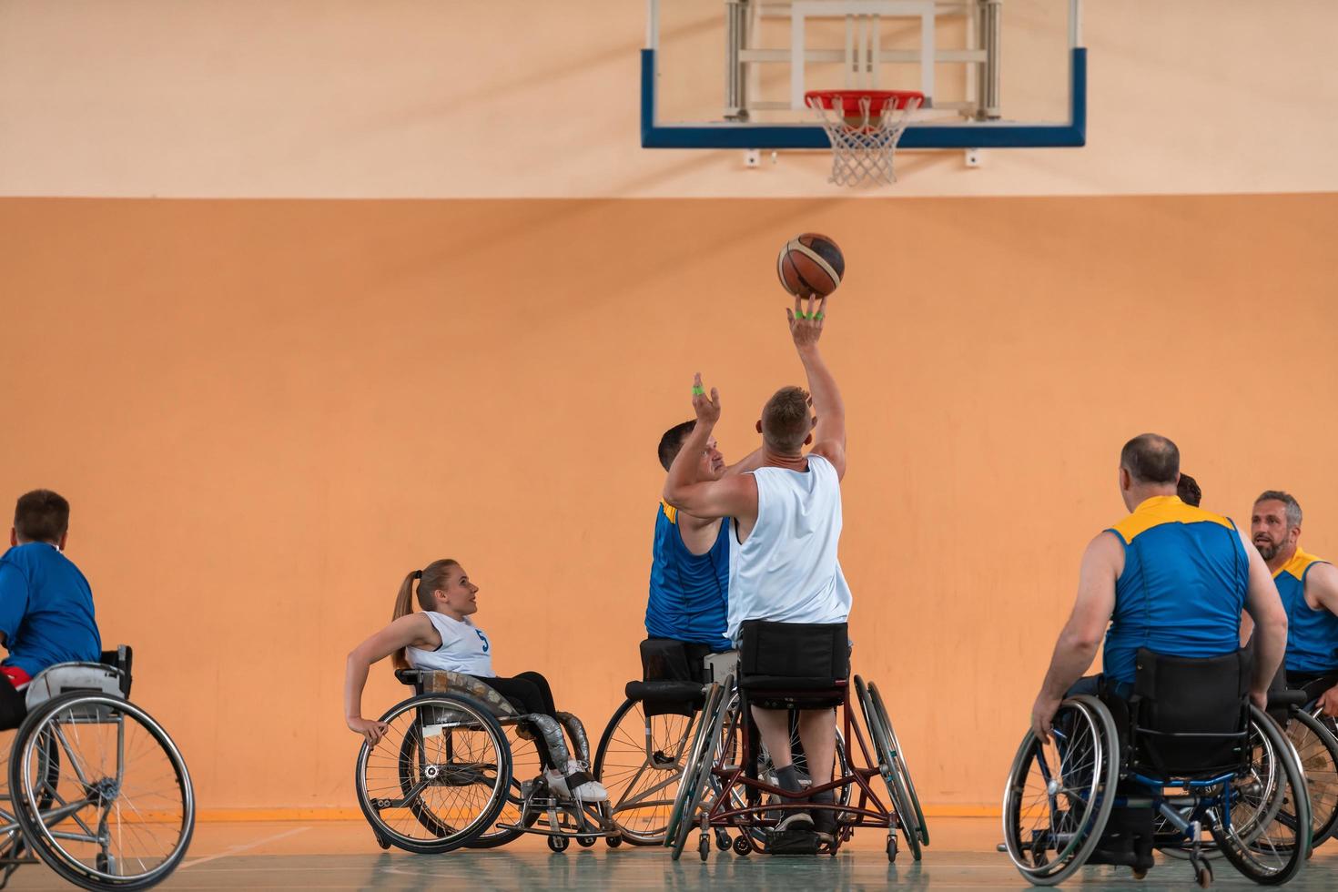 uma foto de equipes de basquete com deficiência com o seletor no grande salão antes do início do jogo de basquete