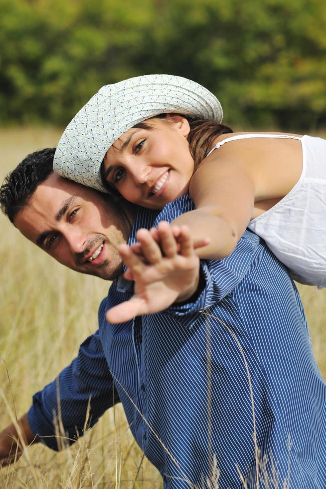 feliz casal jovem tem tempo romântico ao ar livre foto