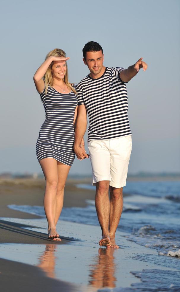 feliz casal jovem tem tempo romântico na praia foto