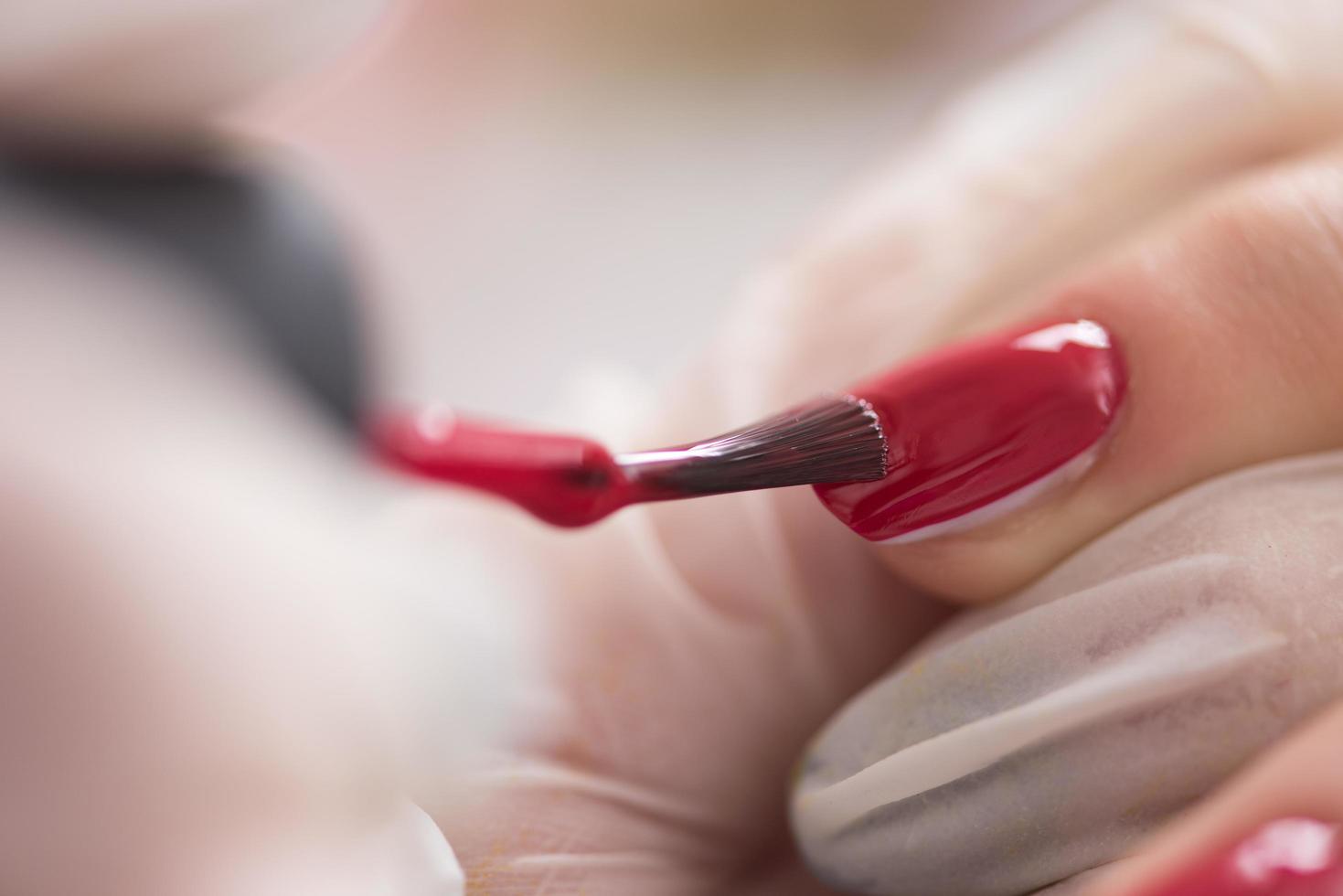 mãos de mulher recebendo uma manicure foto