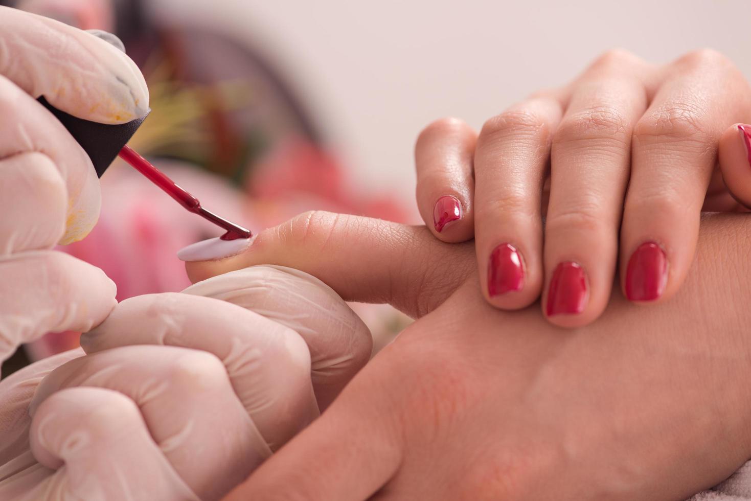 mãos de mulher recebendo uma manicure foto