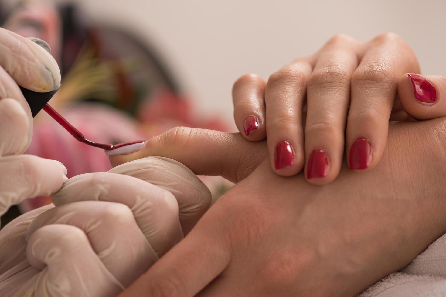 mãos de mulher recebendo uma manicure foto