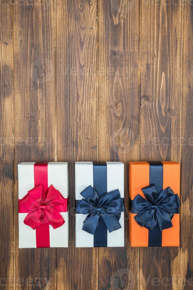 caixa de presente em cores de luxo para evento natalino com envoltório de seda foto