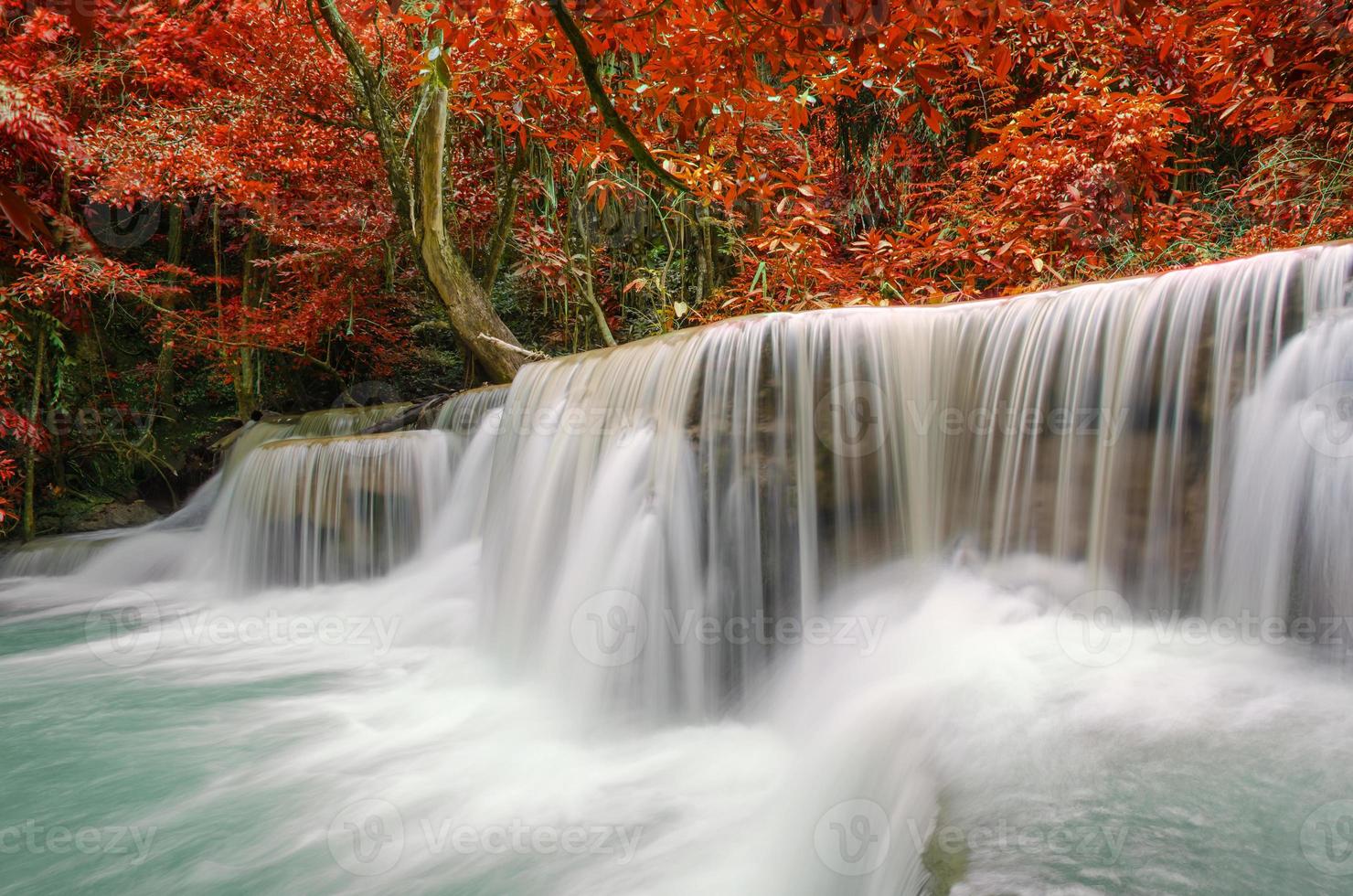 cachoeira na selva profunda floresta tropical no parque nacional, foto