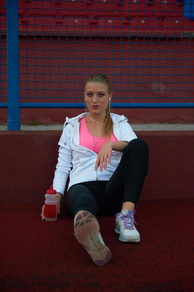 mulher desportiva na pista de corrida atlética foto