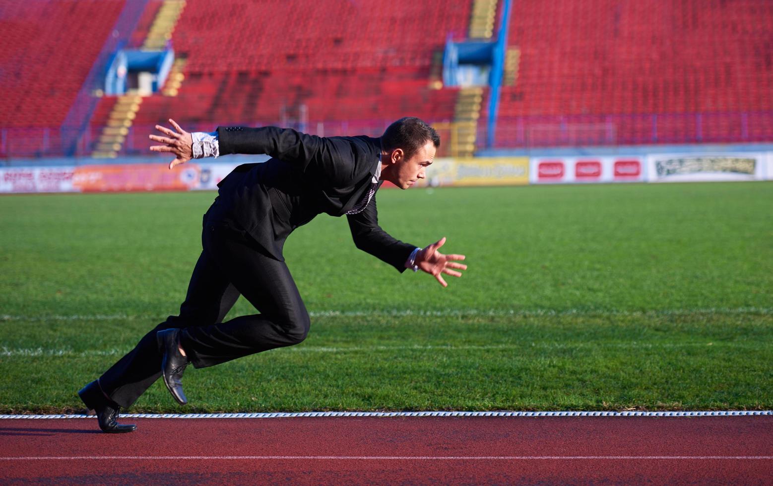 homem de negócios pronto para correr foto