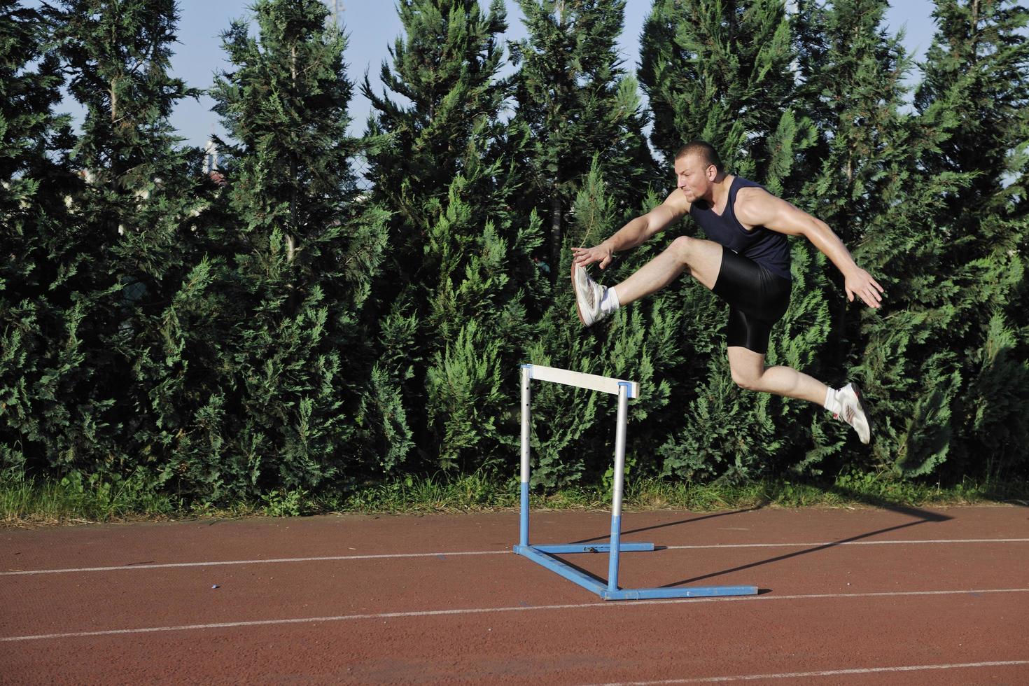 jovem atleta correndo foto