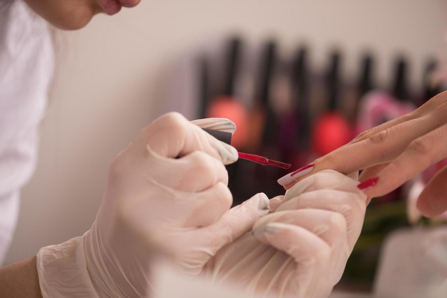 mãos de mulher recebendo uma manicure foto