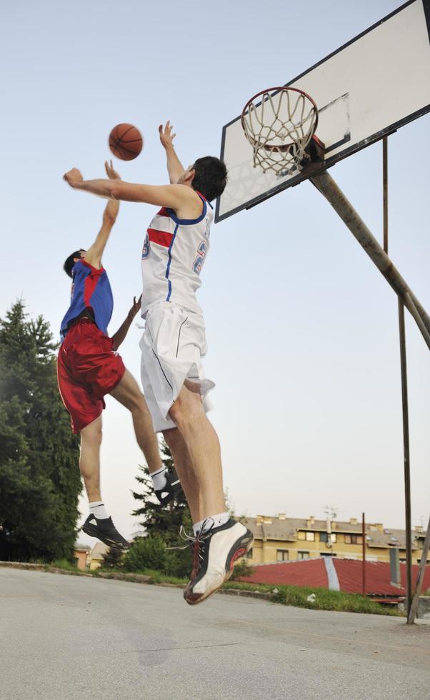 jogo de streetball no início da manhã foto