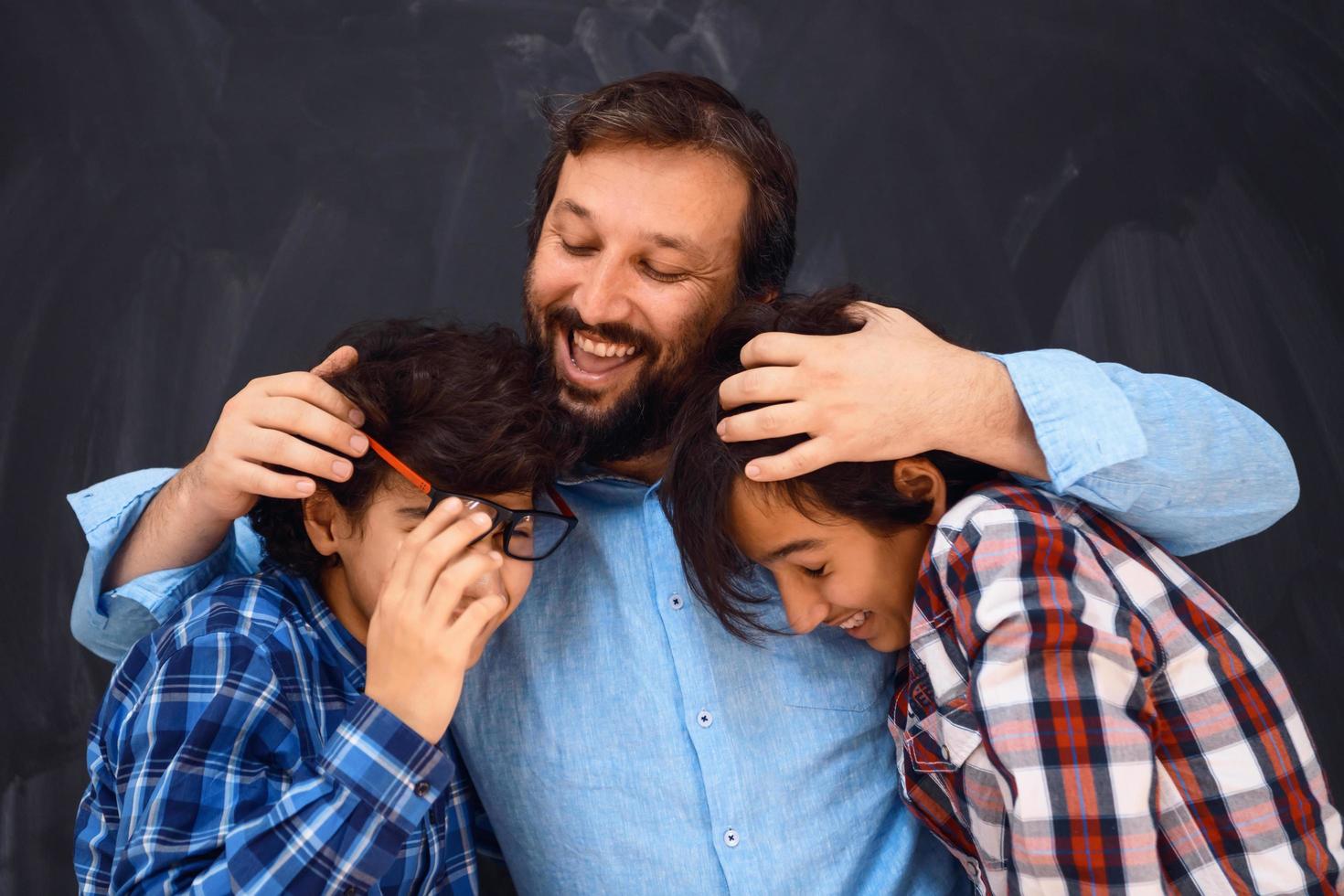 pai feliz abraçando filhos momentos inesquecíveis de alegria familiar na família árabe do oriente médio de raça mista foto