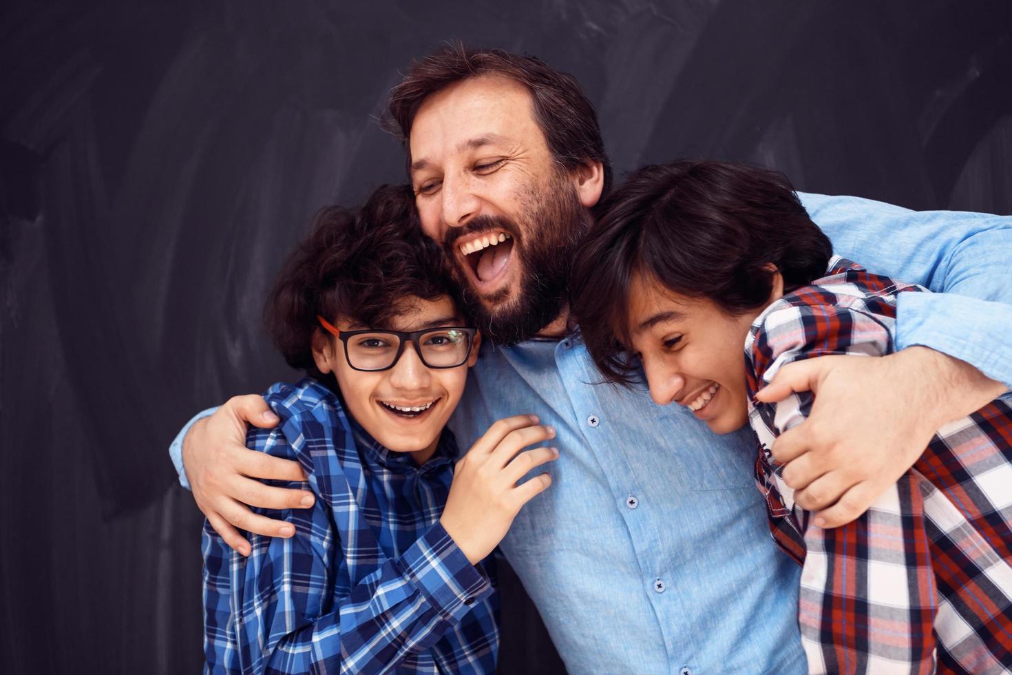 pai feliz abraçando filhos momentos inesquecíveis de alegria familiar na família árabe do oriente médio de raça mista foto