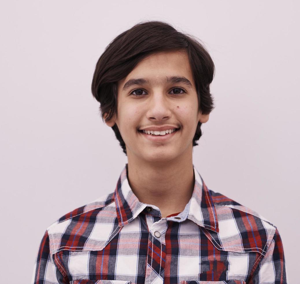 retrato de adolescente árabe em fundo branco foto