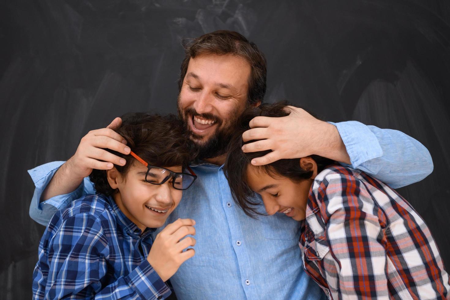 pai feliz abraçando filhos momentos inesquecíveis de alegria familiar na família árabe do oriente médio de raça mista foto