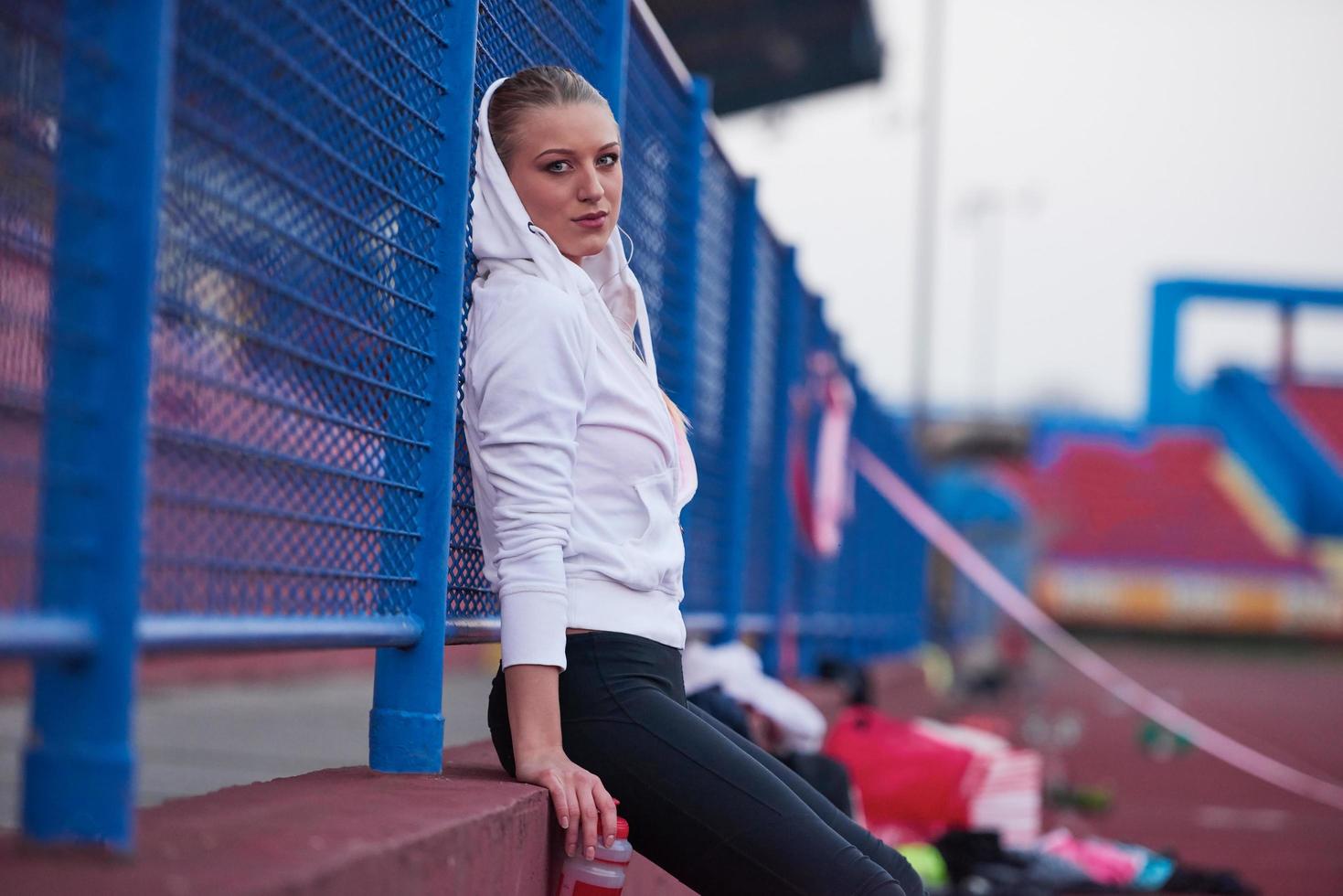 mulher desportiva na pista de corrida atlética foto