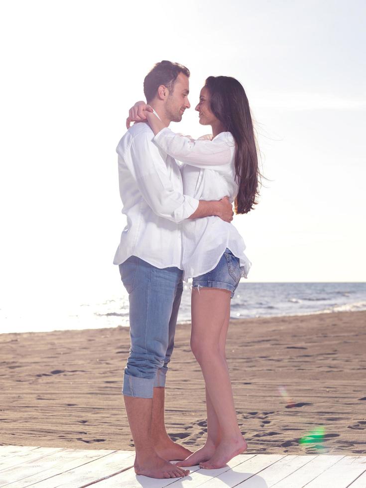 jovem casal na praia se divertir foto