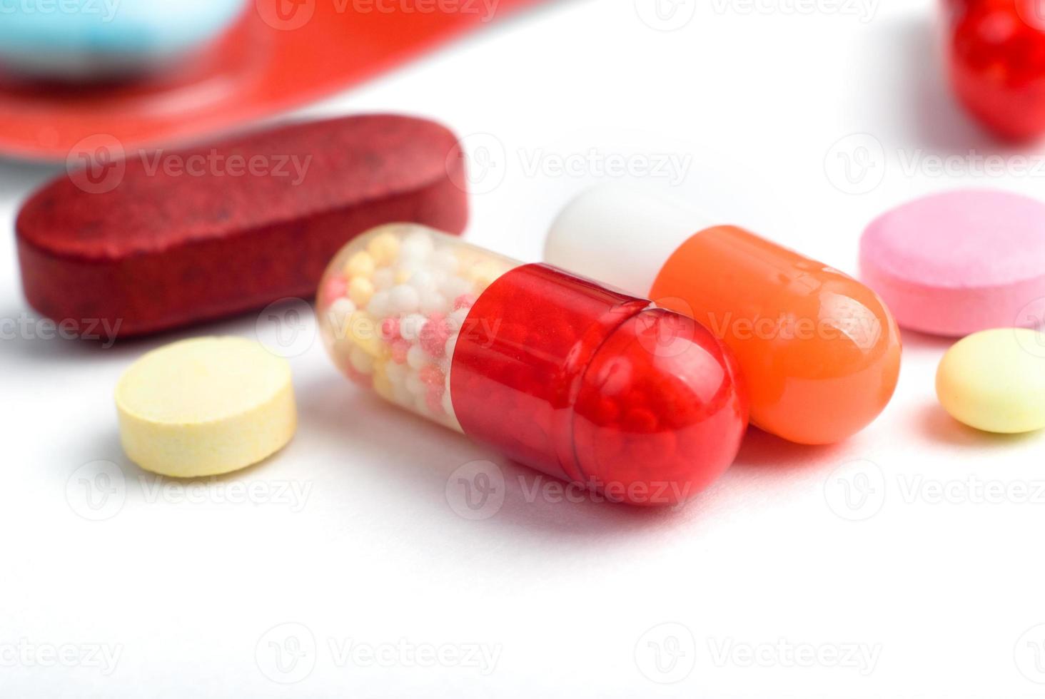 pílulas isoladas no fundo branco foto