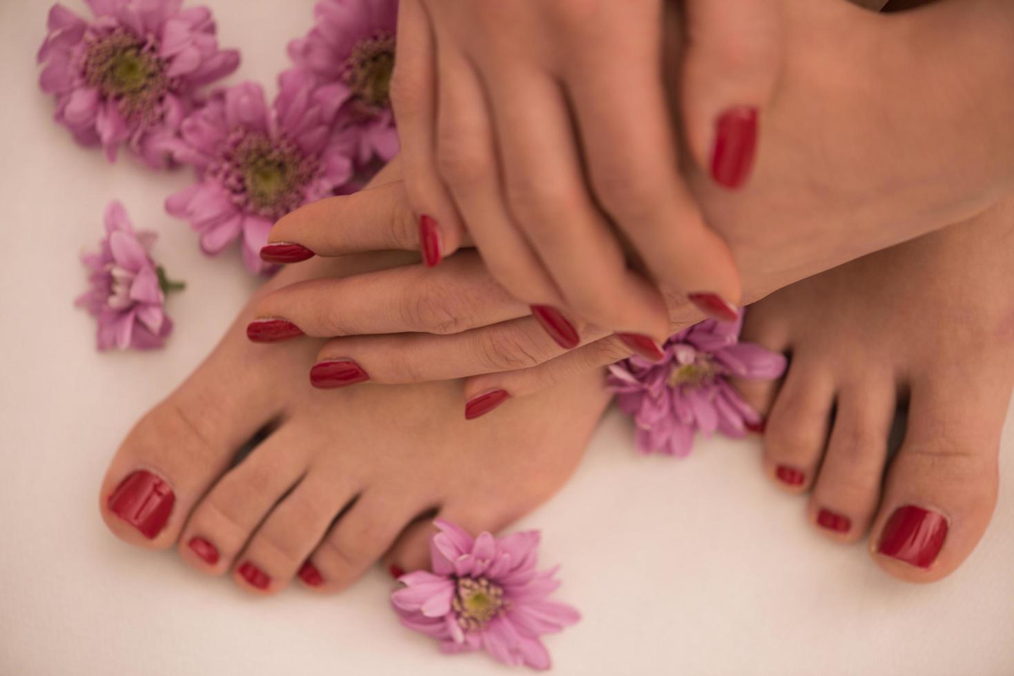 pés e mãos femininos no salão spa foto