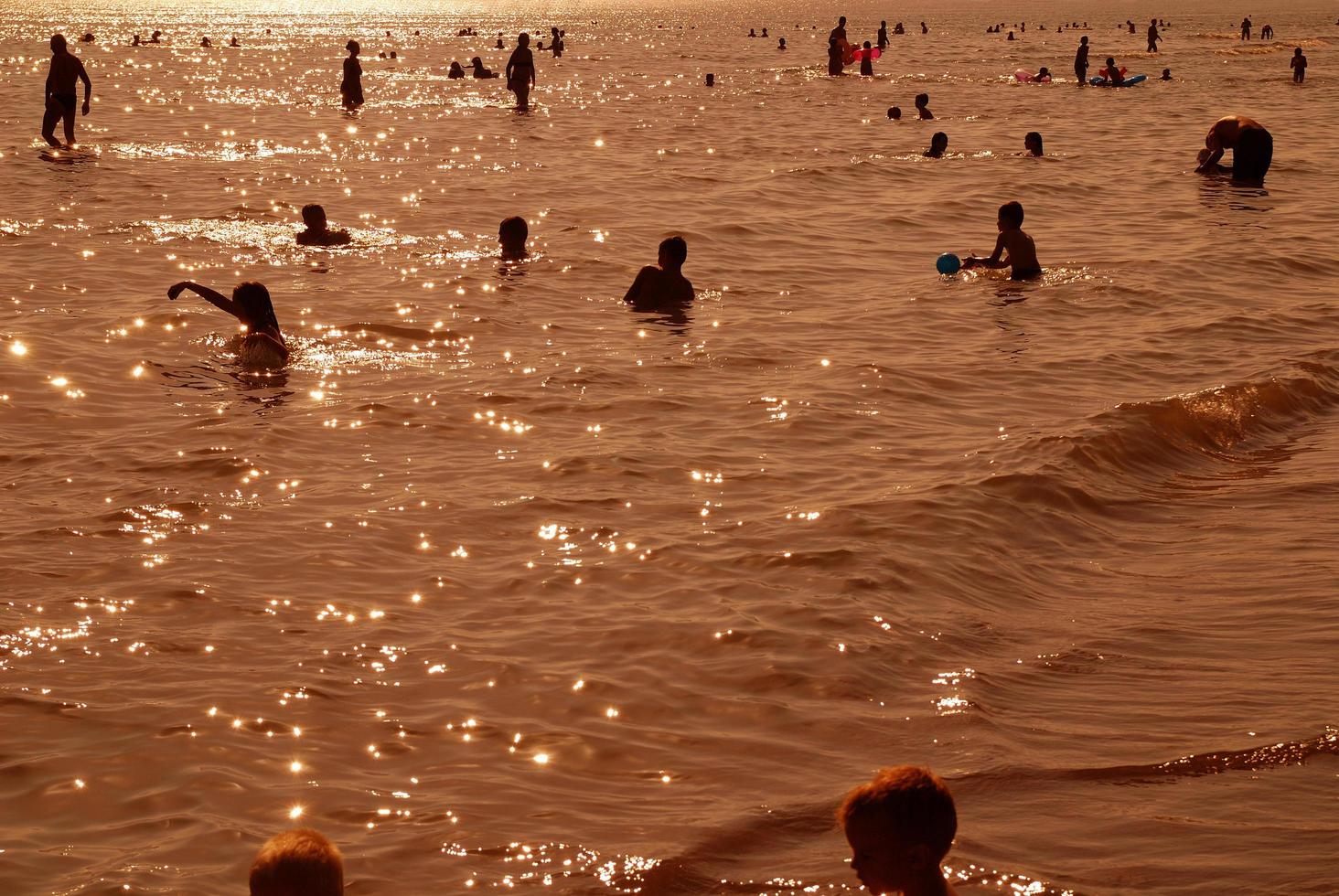 multidão na praia foto