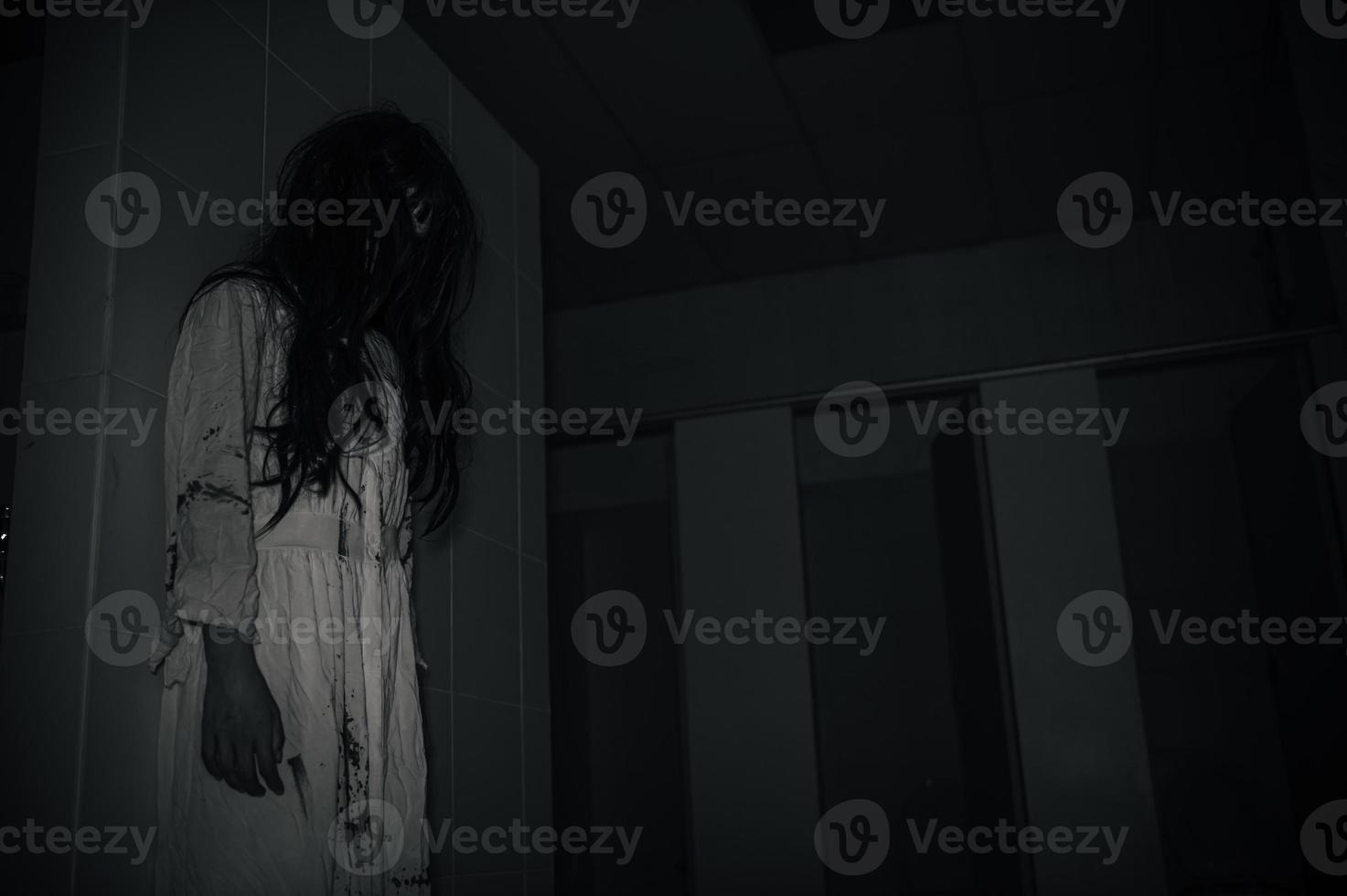 retrato de mulher asiática maquia fantasma, cena de terror assustadora para fundo, conceito de festival de halloween, cartaz de filmes de fantasmas foto