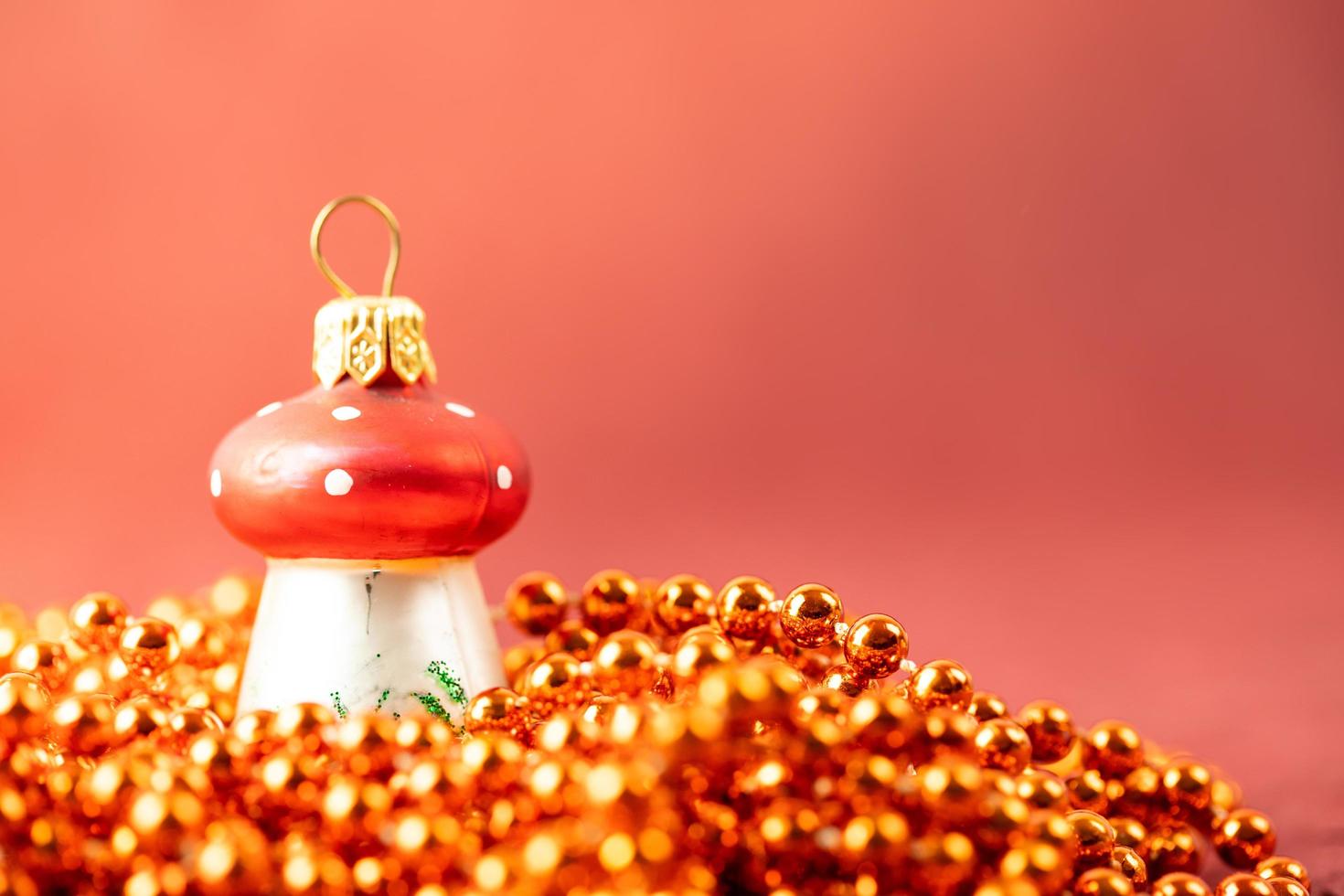 cogumelo de natal em um fundo vermelho. bandeira festiva. foto