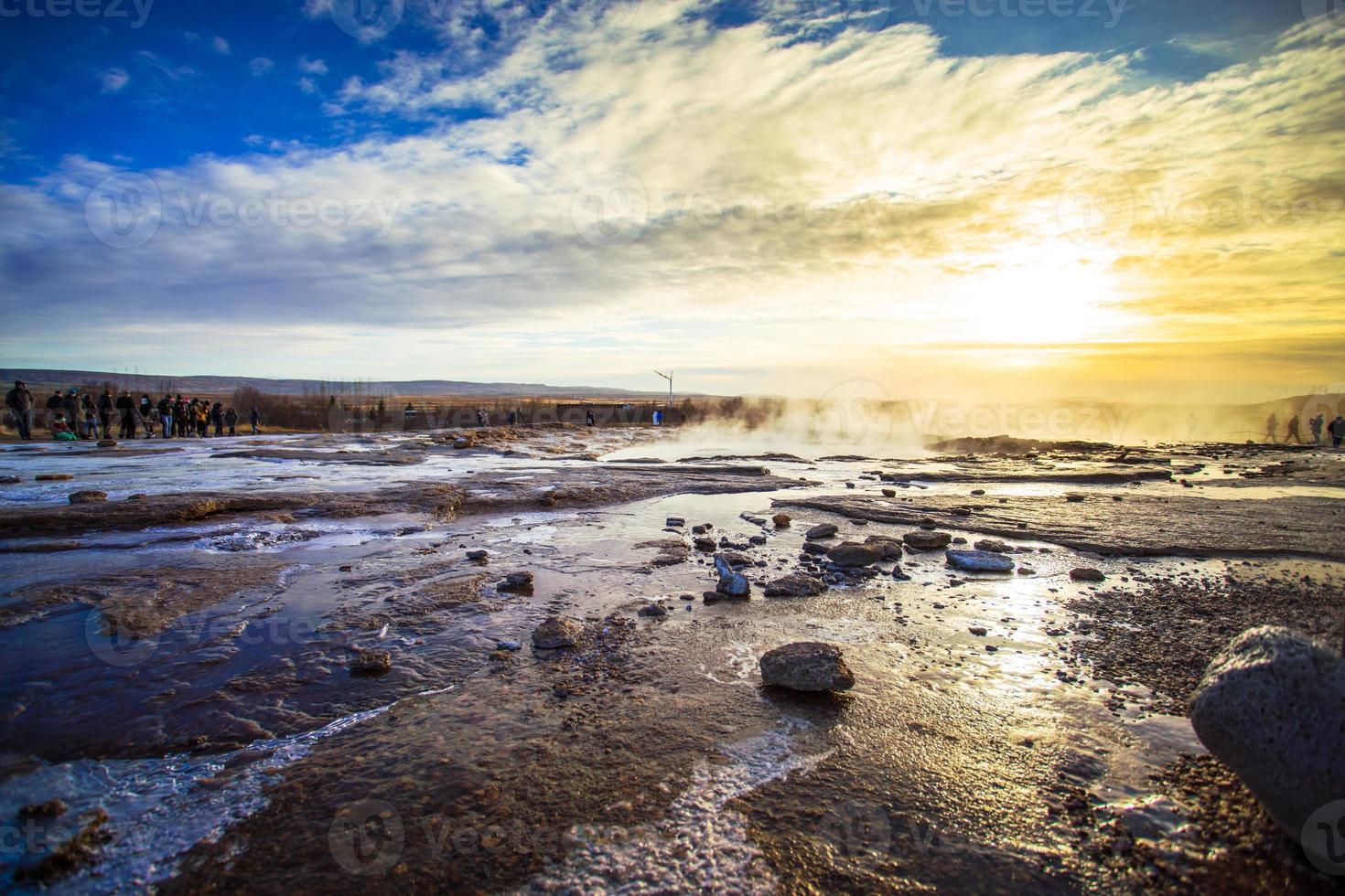 strokkur, um dos gêiseres mais famosos localizado em uma área geotérmica ao lado do rio hvita na parte sudoeste da islândia, entrando em erupção uma vez a cada 6-10 minutos foto