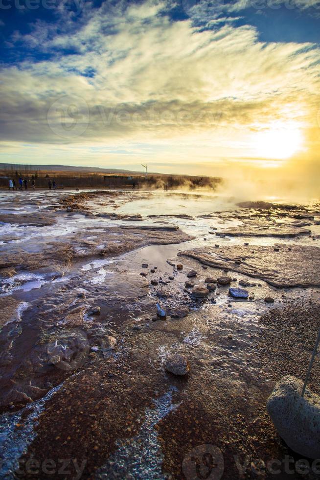 strokkur, um dos gêiseres mais famosos localizado em uma área geotérmica ao lado do rio hvita na parte sudoeste da islândia, entrando em erupção uma vez a cada 6-10 minutos foto