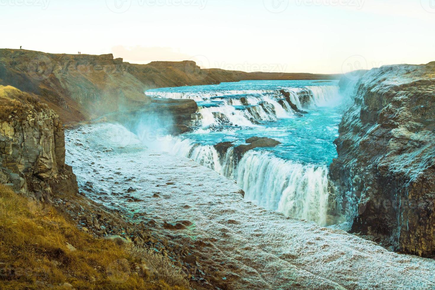 gullfoss, ou queda dourada, uma cachoeira onde faz parte do círculo dourado localizado no cânion do rio olfusa no sudoeste da islândia foto