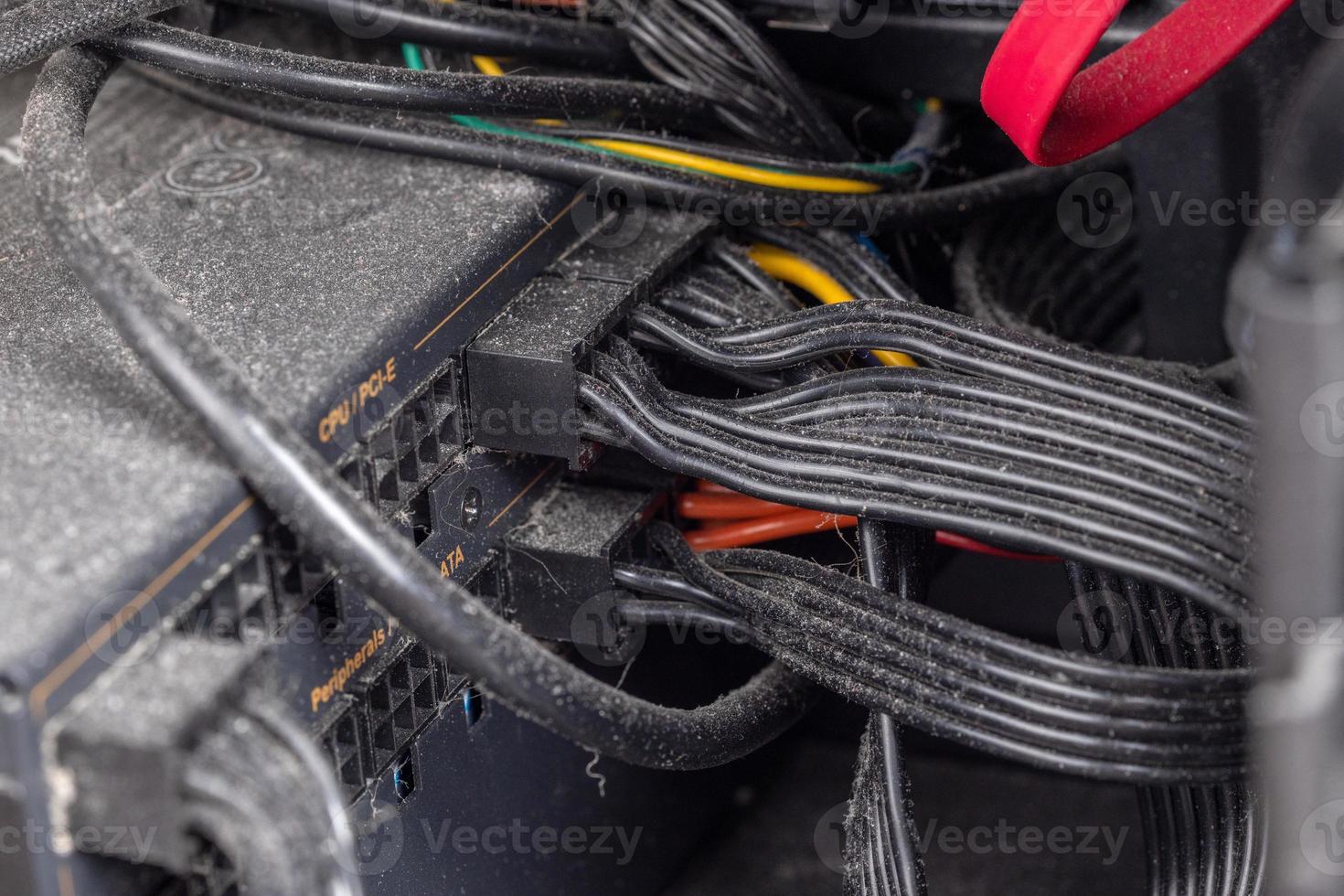 cabos de alimentação internos pretos do computador pessoal e conectores cobertos com poeira, peles e cabelos foto