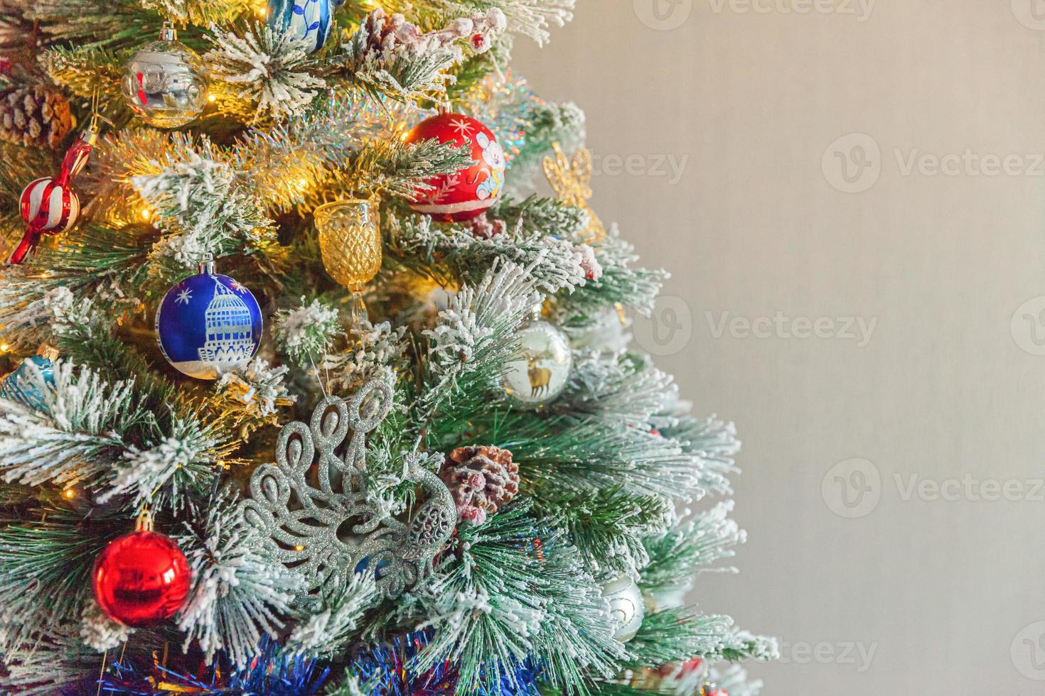 Natal clássico decorado árvore de ano novo com brinquedo de ornamento azul e branco vermelho e bola no fundo da parede cinza. apartamento de design de interiores de estilo clássico moderno. véspera de natal em casa. copie o espaço. foto