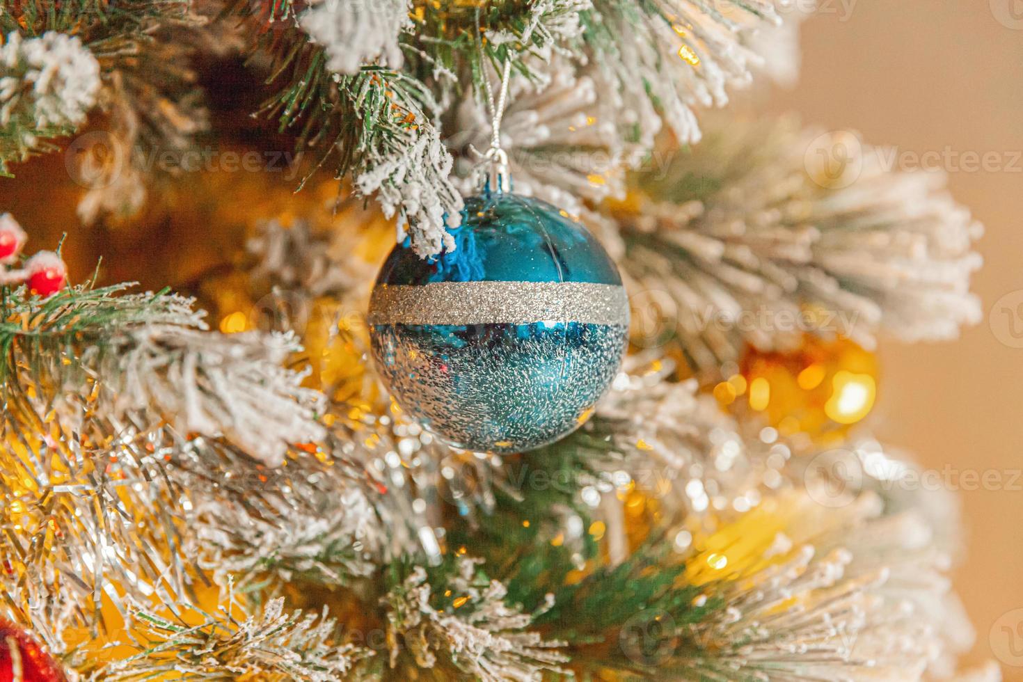 clássico natal ano novo decorado árvore de ano novo com colorido foto