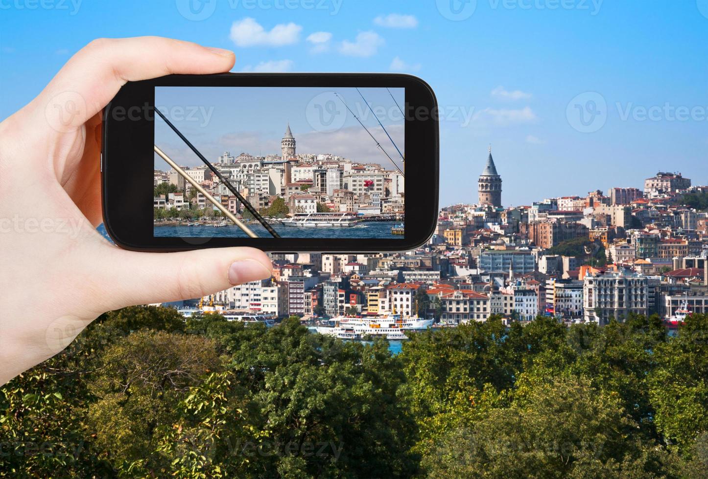 turista tirando foto da torre galata