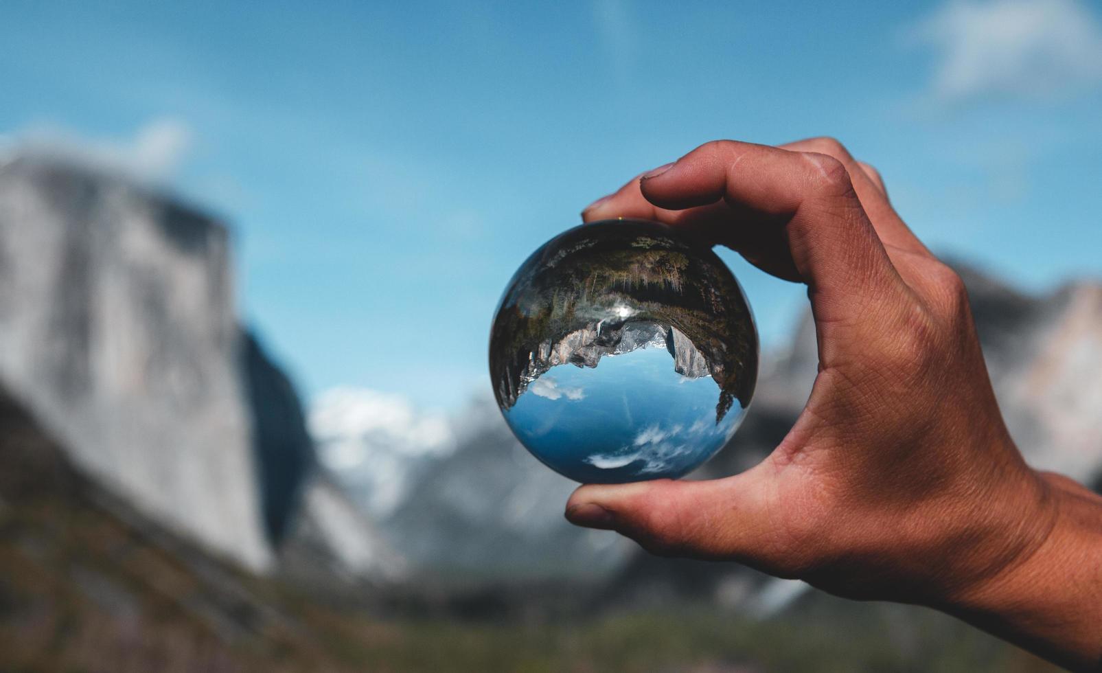 mão segurando uma bola de vidro no parque nacional de yosemite foto