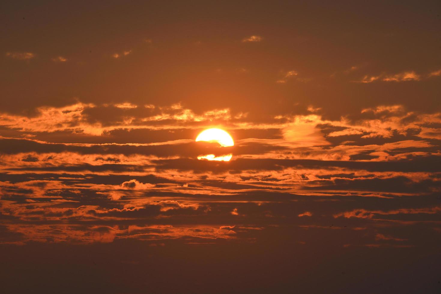 pôr do sol vermelho com nuvens foto